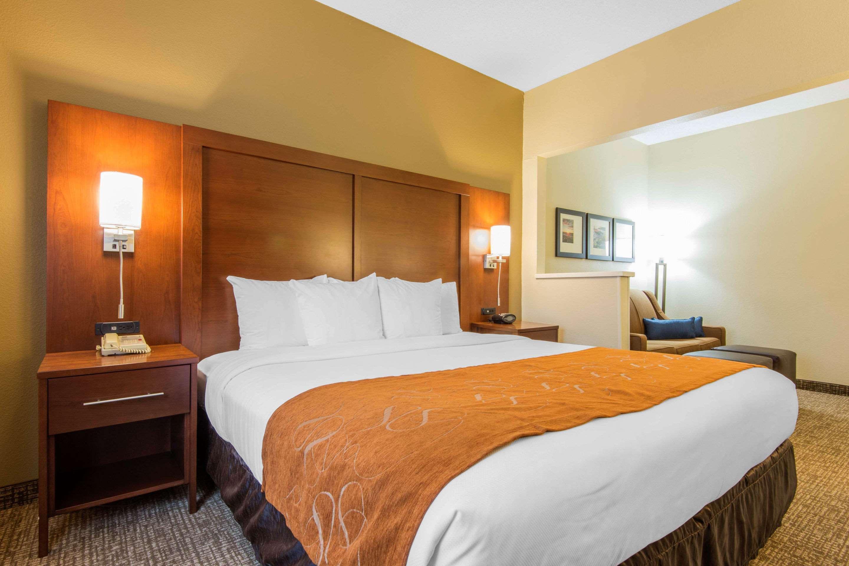 Comfort Suites Rochester Henrietta University Area Екстериор снимка