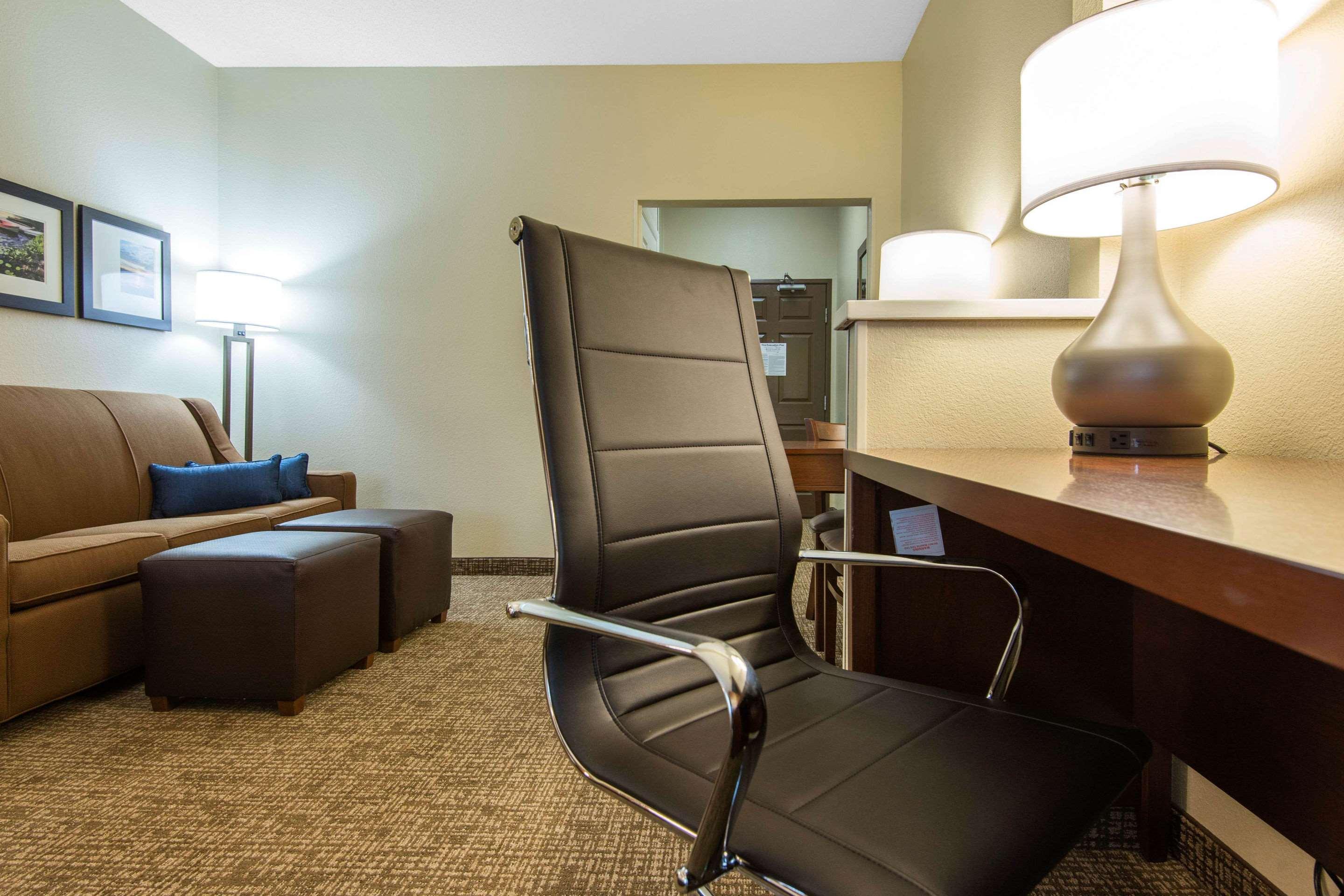 Comfort Suites Rochester Henrietta University Area Екстериор снимка