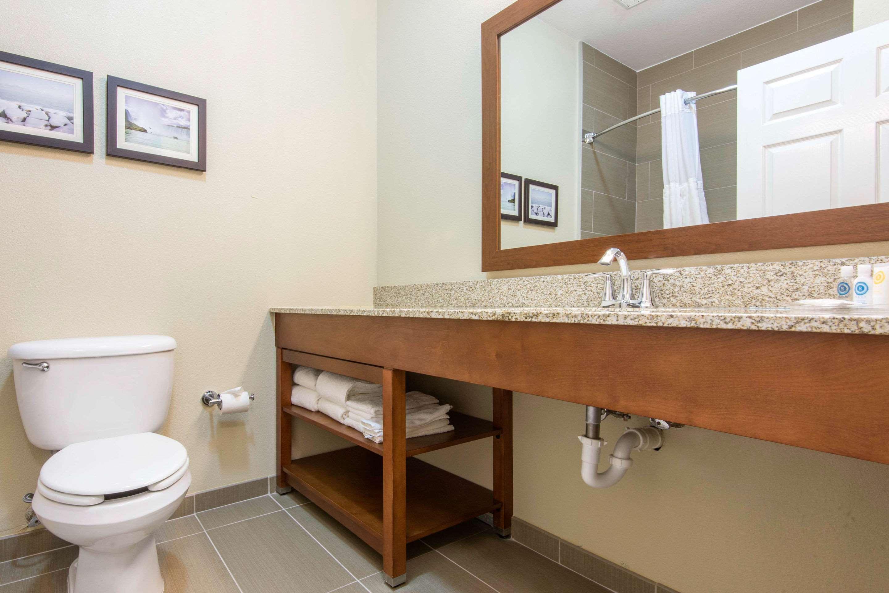 Comfort Suites Rochester Henrietta University Area Екстериор снимка