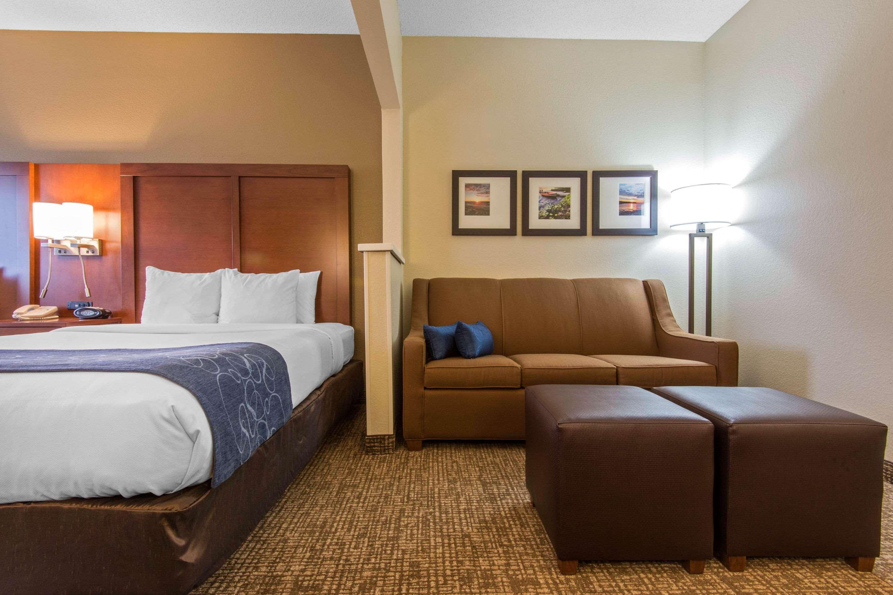 Comfort Suites Rochester Henrietta University Area Екстериор снимка