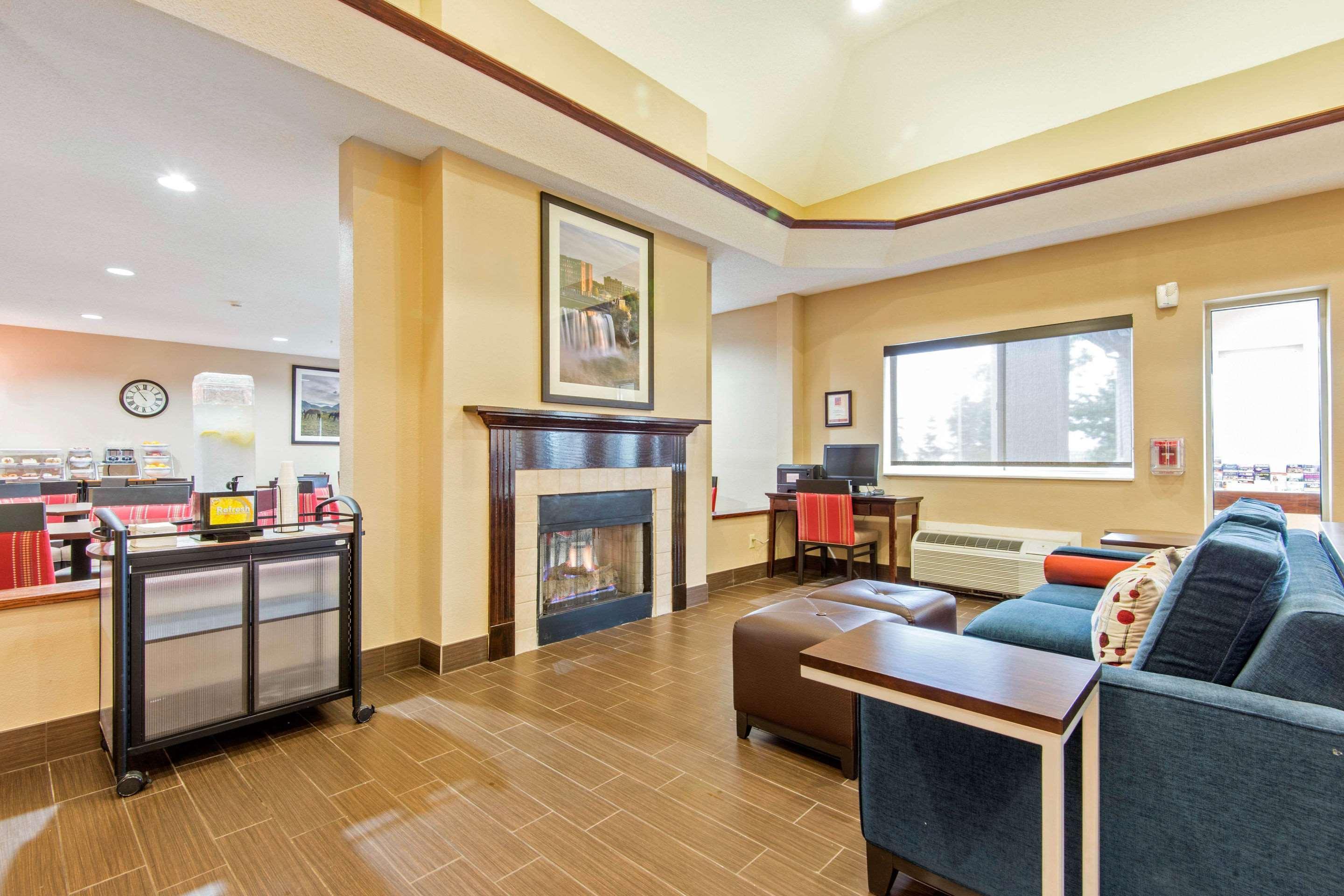 Comfort Suites Rochester Henrietta University Area Екстериор снимка