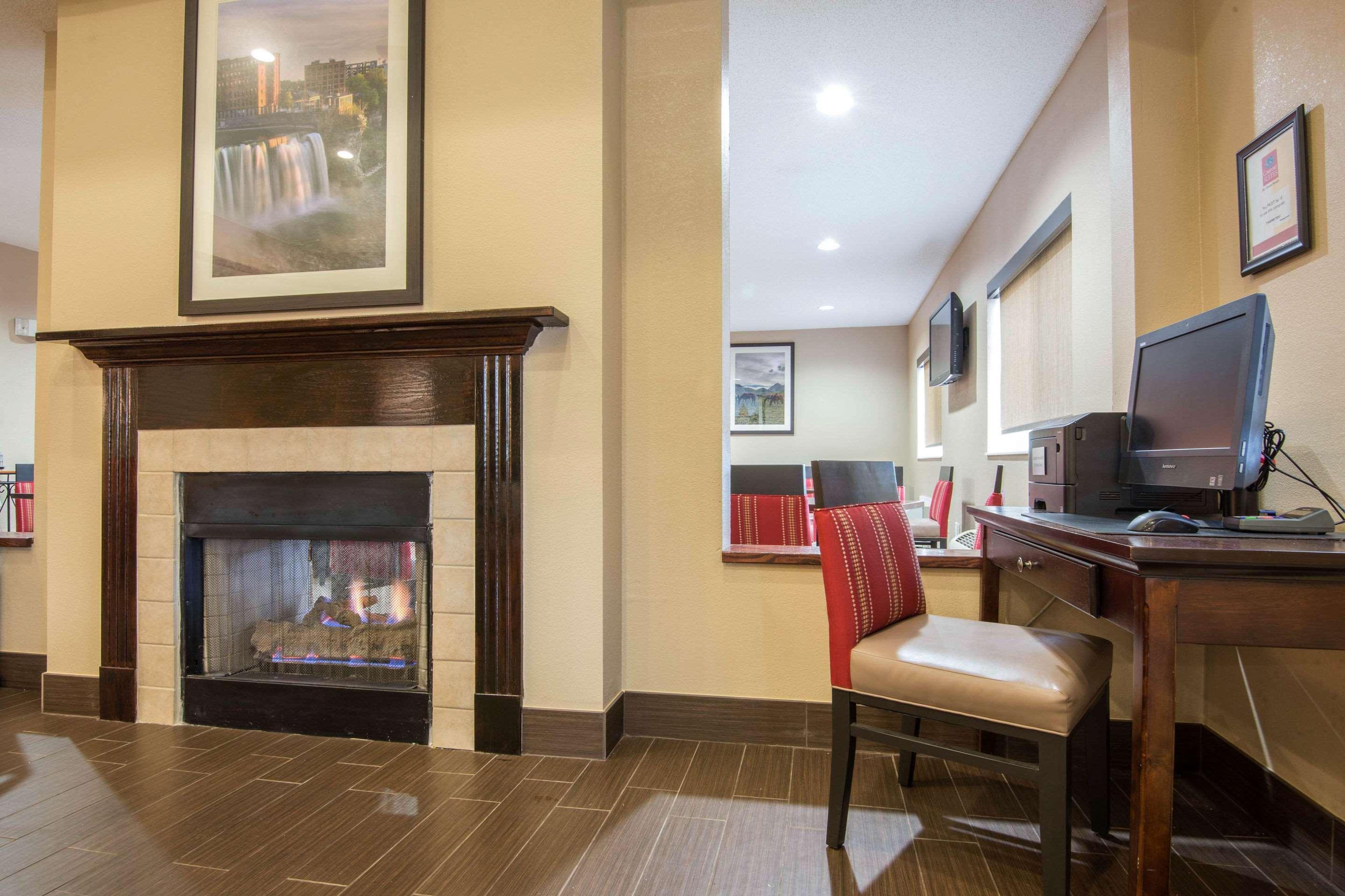 Comfort Suites Rochester Henrietta University Area Екстериор снимка