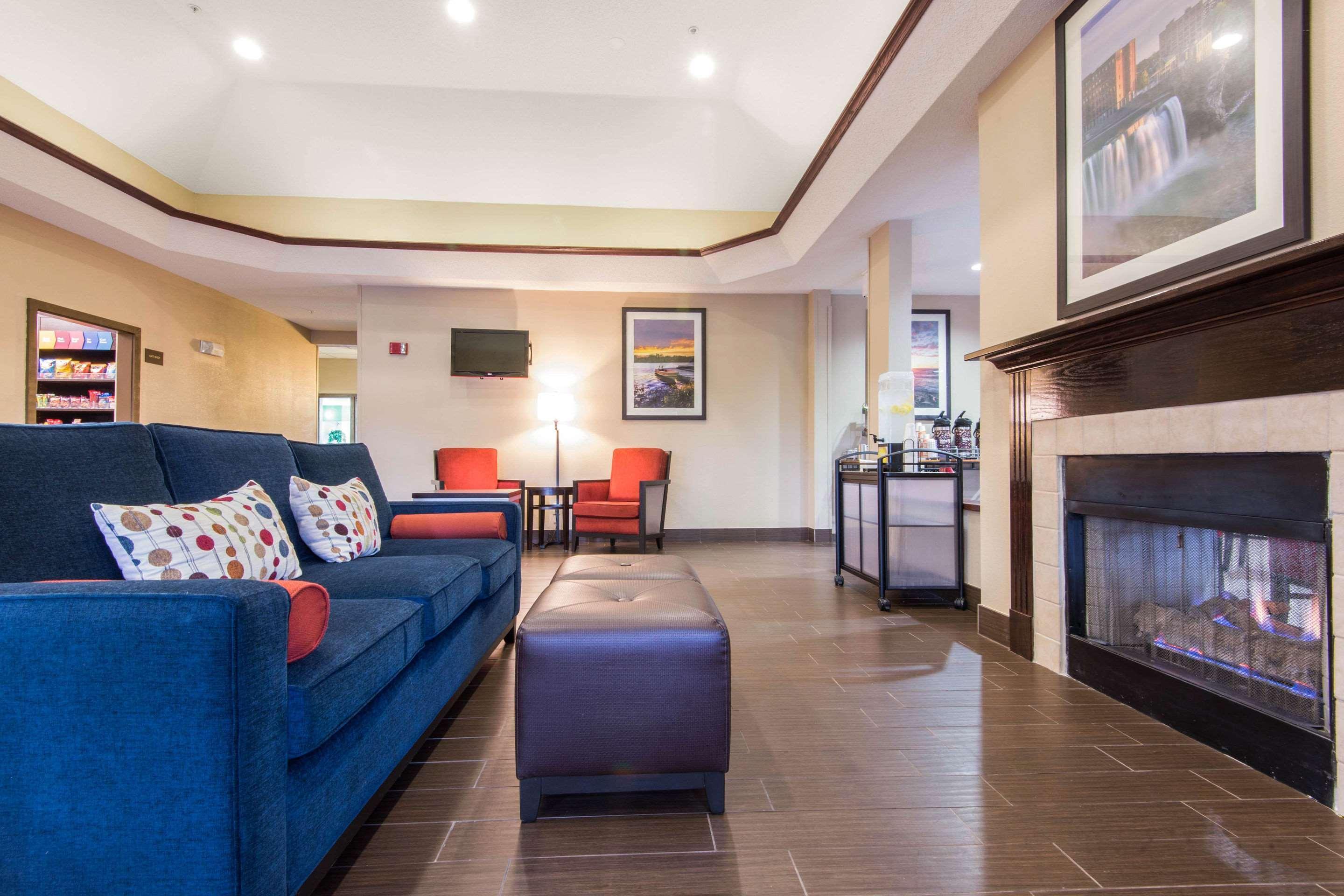 Comfort Suites Rochester Henrietta University Area Екстериор снимка
