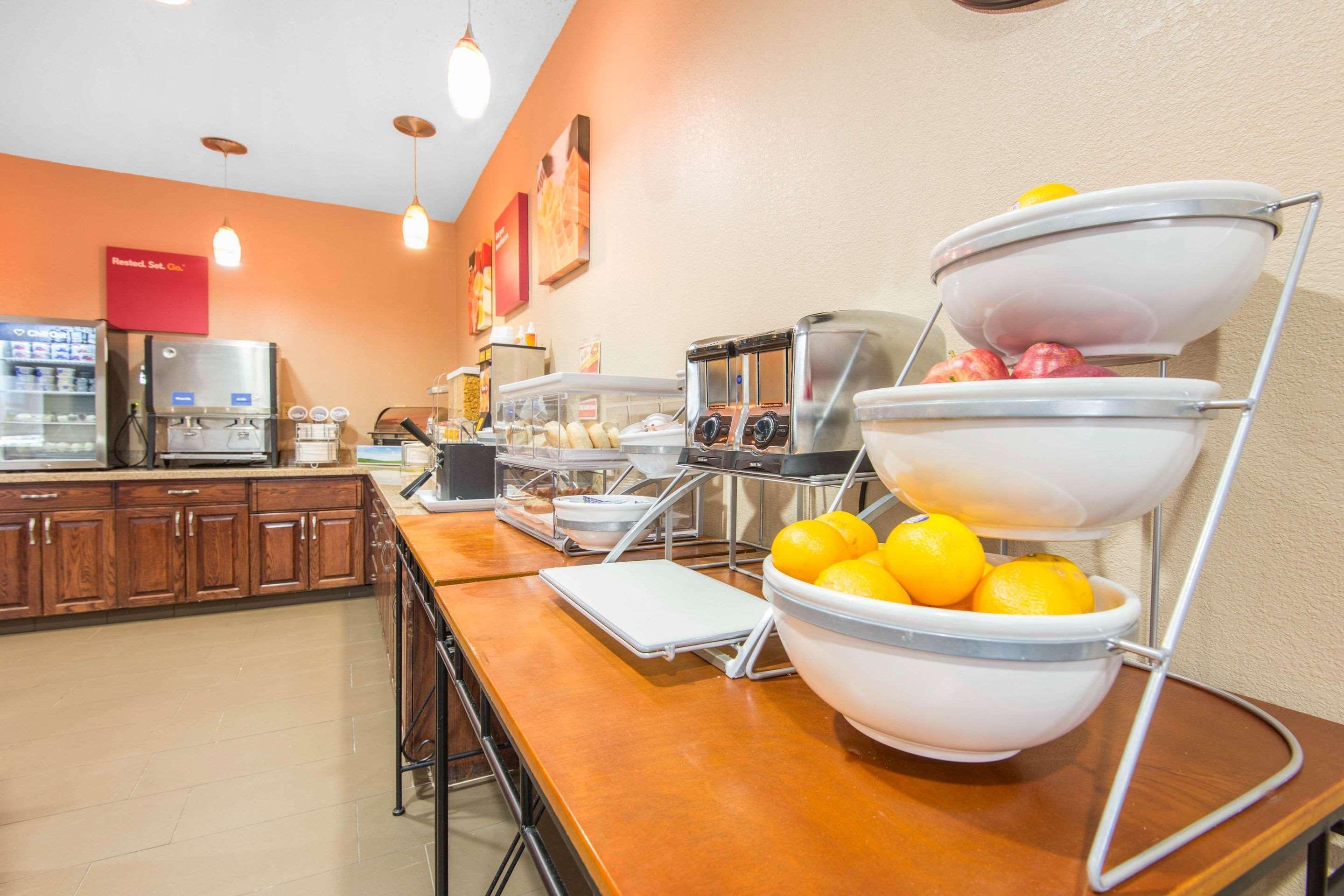 Comfort Suites Rochester Henrietta University Area Екстериор снимка