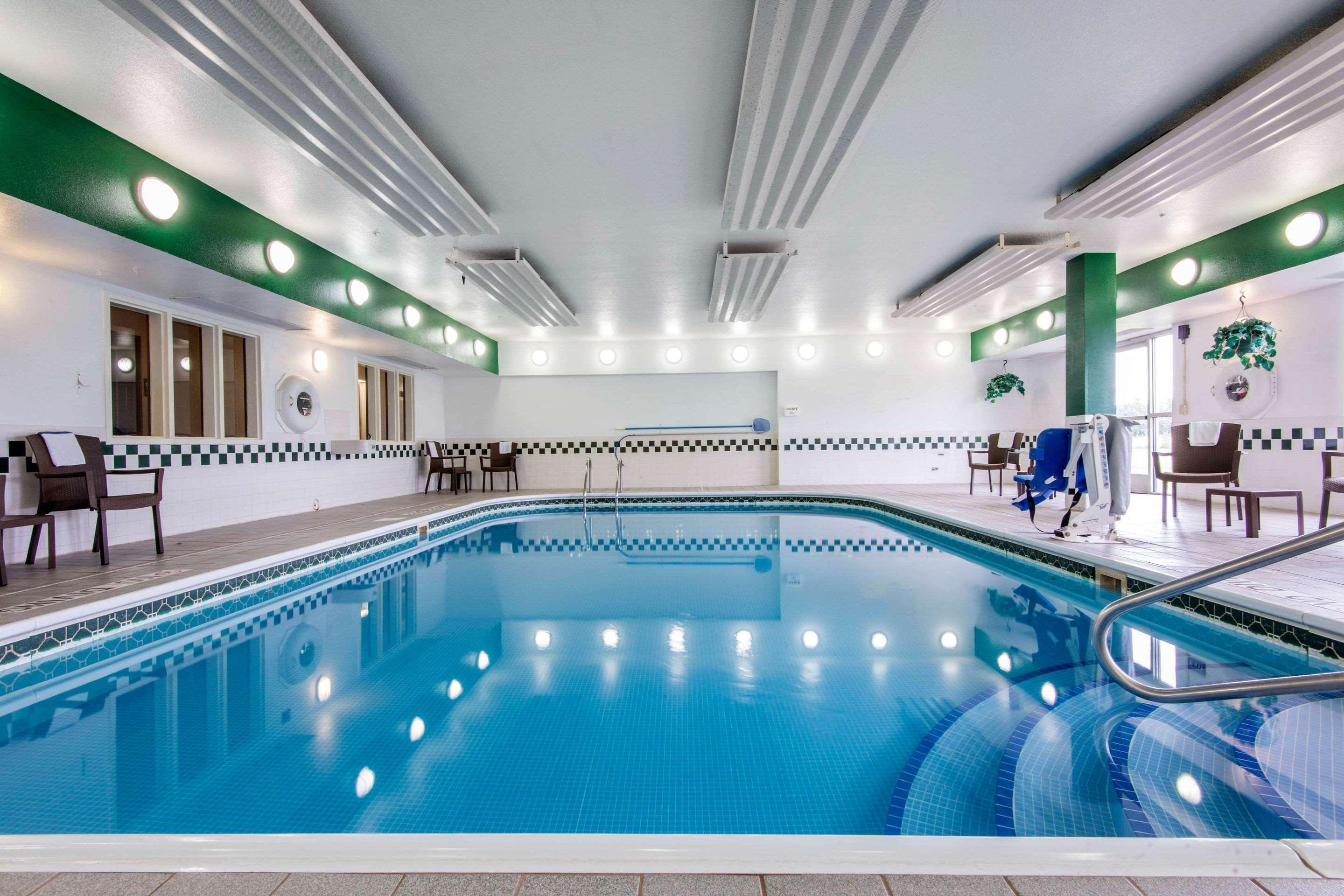 Comfort Suites Rochester Henrietta University Area Екстериор снимка